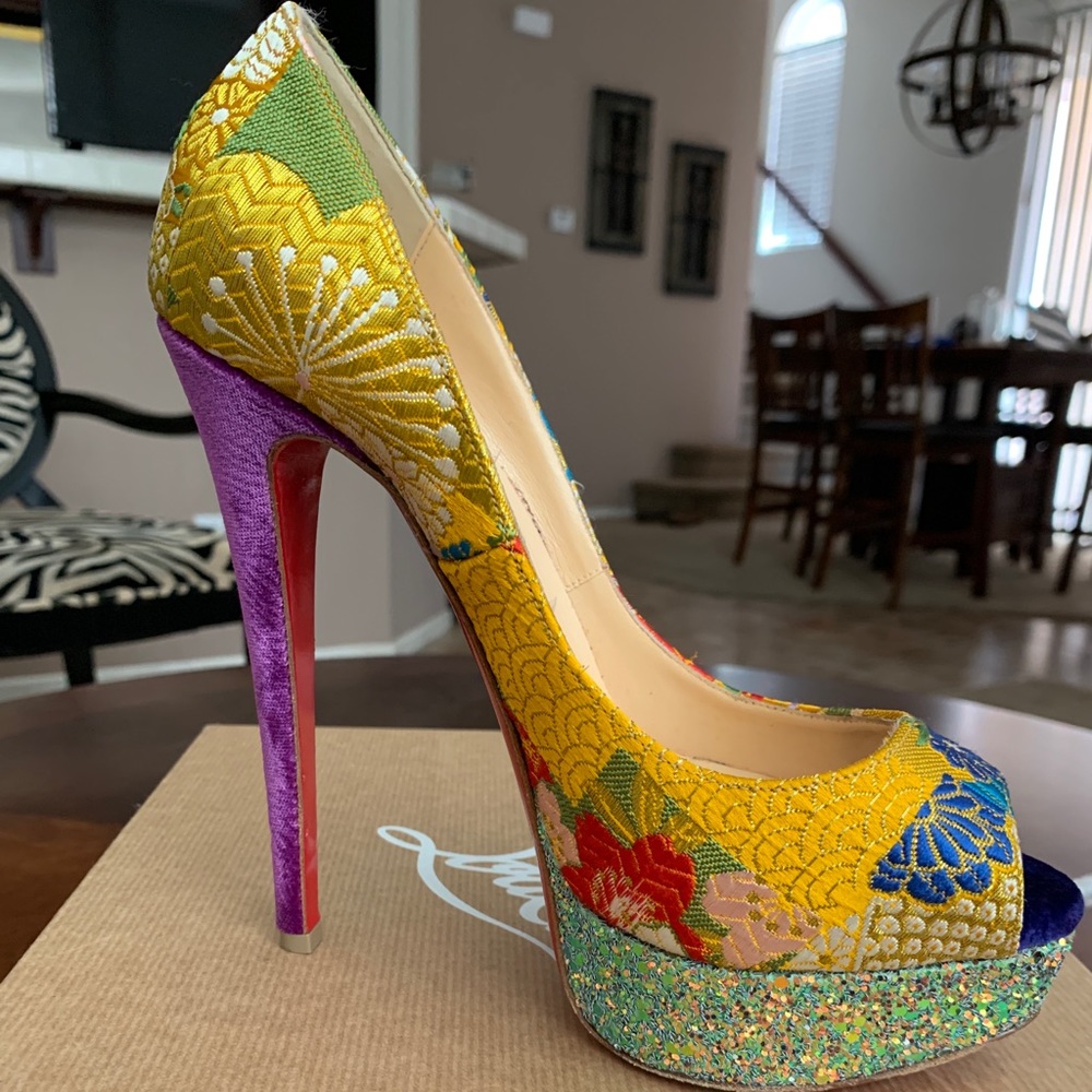 AUTHENTIC Christian Louboutin size 38.5!